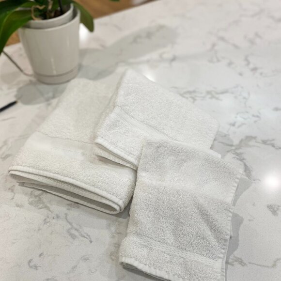 4 Pc Lot Vtg White Towels Dundee Bath Martex Hand 2 Royal Collection Washcloths - Picture 1 of 12